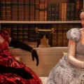 Cena de Bridgerton 5ª temporada com novos personagens interpretados por Tega Alexander, Jacqueline Boatswain e Gemma Knight Jones