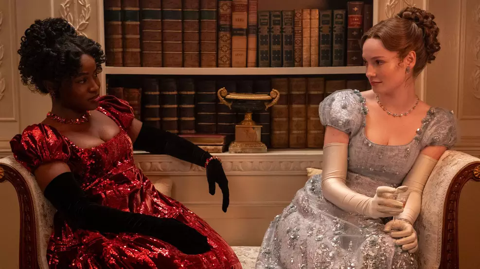 Cena de Bridgerton 5ª temporada com novos personagens interpretados por Tega Alexander, Jacqueline Boatswain e Gemma Knight Jones