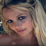 A cantora Britney Spears em uma aparição pública recente com expressão séria.