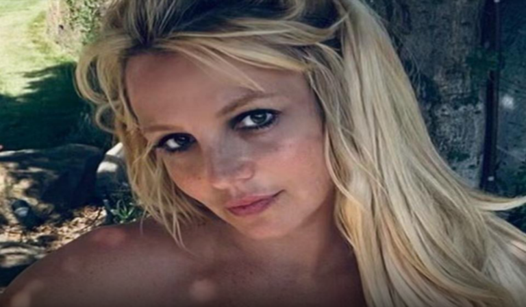 A cantora Britney Spears em uma aparição pública recente com expressão séria.