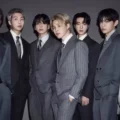 Integrantes do BTS em imagem promocional do álbum ARIRANG, que ganhou versão deluxe com a música inédita "Come Over"