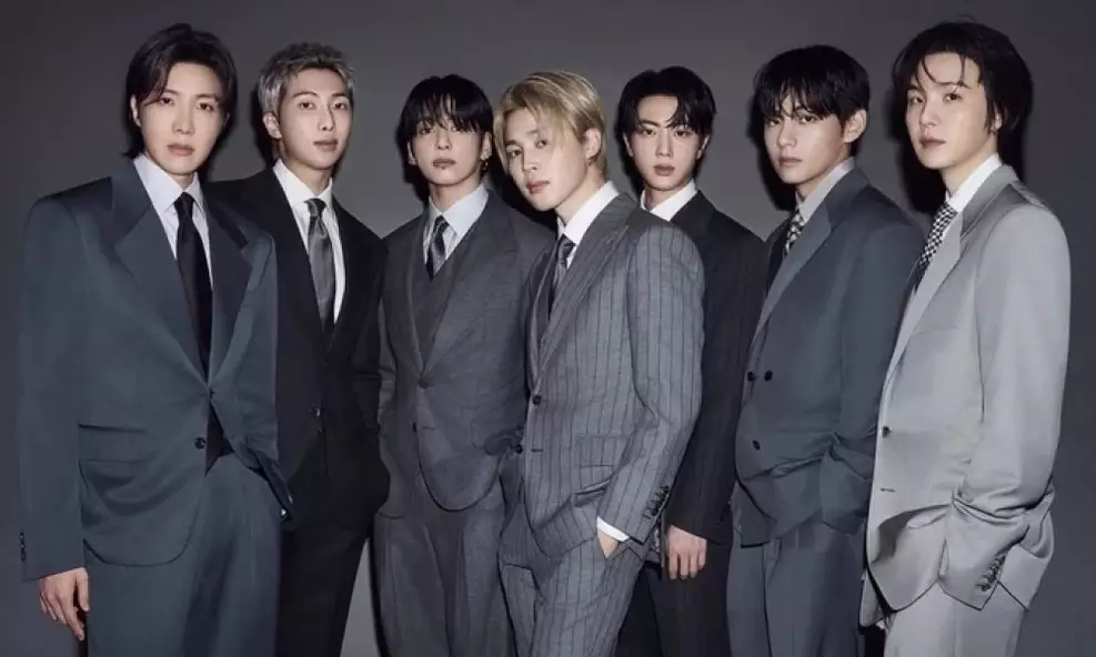 Integrantes do BTS em imagem promocional do álbum ARIRANG, que ganhou versão deluxe com a música inédita "Come Over"