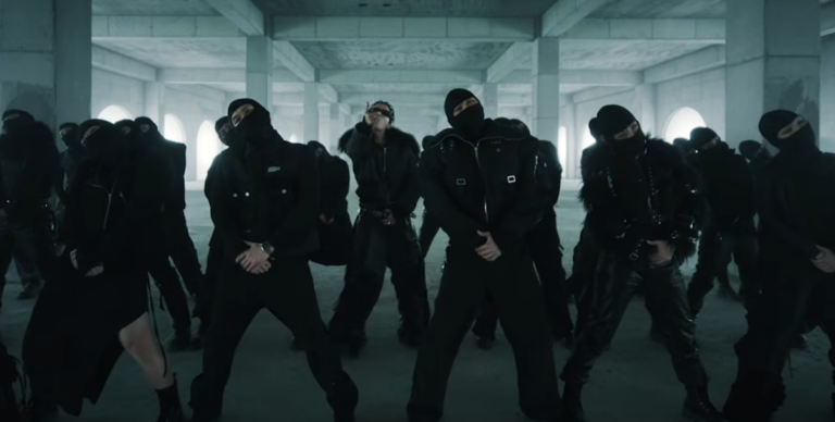 BTS em cena do clipe “Hooligan” com visual sombrio e estética da era ARIRANG