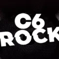 Público acompanha shows de rock brasileiro na área externa do Auditório Ibirapuera.