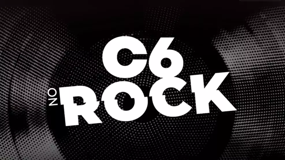 Público acompanha shows de rock brasileiro na área externa do Auditório Ibirapuera.