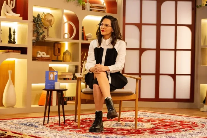 A apresentadora Tainá Müller no novo cenário do programa Café Filosófico da TV Cultura.