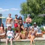 Elenco de Canada Shore reunido em praia durante gravações da série do Paramount+