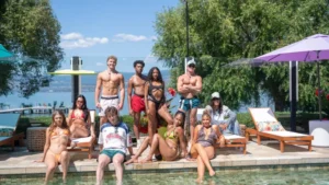 Elenco de Canada Shore reunido em praia durante gravações da série do Paramount+