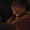 O ator Márcio Vito interpretando o homem pendurado na frente de um caminhão em cena do filme Eu Não Te Ouço.