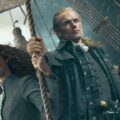 O ator César Domboy sorridente durante entrevista de divulgação da série Outlander.