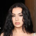A cantora Charli XCX durante entrevista comentando sobre sua transição para o rock