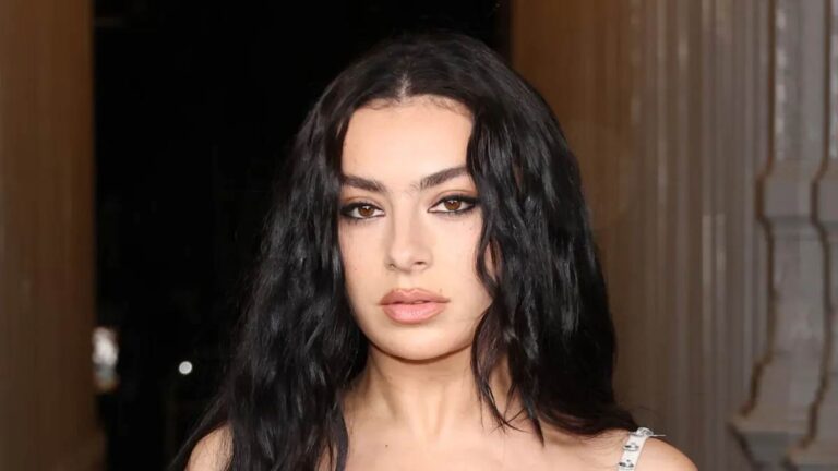 A cantora Charli XCX durante entrevista comentando sobre sua transição para o rock