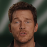 Chris Pratt em cena de comédia romântica no início da carreira como personagem coadjuvante