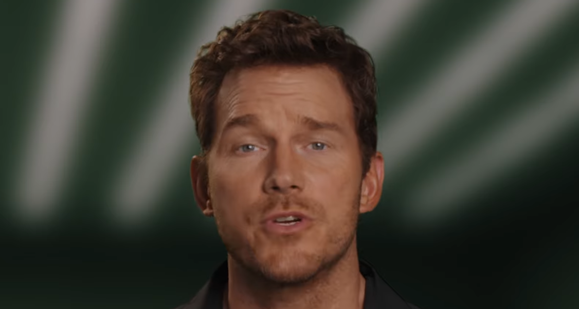 Chris Pratt em cena de comédia romântica no início da carreira como personagem coadjuvante