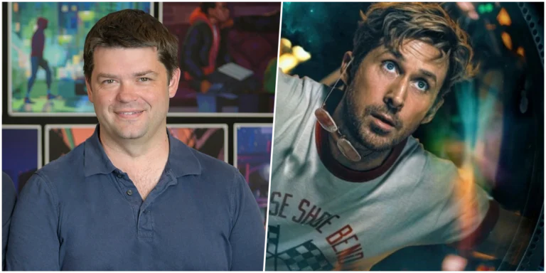 Fotografia em plano médio de Christopher Miller, homem branco de cabelo castanho curto, sorrindo e falando em um microfone em pé em um evento de lançamento de "Devoradores de Estrelas". Ele veste um blazer azul-marinho e uma camisa cinza. O fundo está desfocado, mostrando pessoas e luzes do evento.