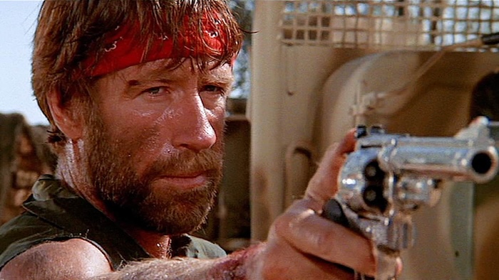 Chuck Norris aparece com a bandana vermelha e o revólver, é do primeiro filme da trilogia Braddock