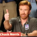 Chuck Norris em evento público, referência ao ator após sua morte
