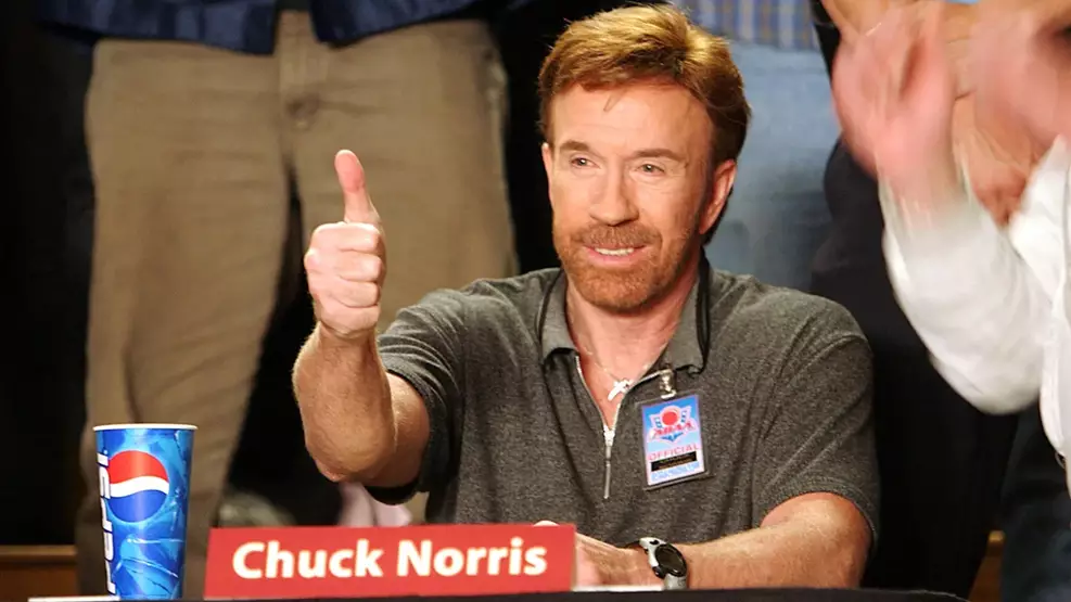 Chuck Norris em evento público, referência ao ator após sua morte