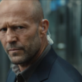 Código Vingança mostra Jason Statham em cena de ação em navio no trailer