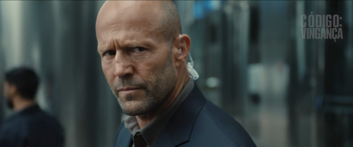 Código Vingança mostra Jason Statham em cena de ação em navio no trailer