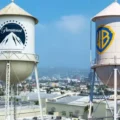 Foto da fachada da Warner Bros com logotipo da Paramount ao lado, destacando a aquisição estratégica do estúdio