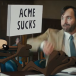 Cena do filme Coyote vs Acme com Wile E Coiote em interação com personagem humano no tribunal