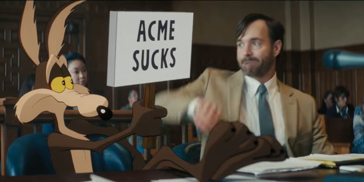 Cena do filme Coyote vs Acme com Wile E Coiote em interação com personagem humano no tribunal