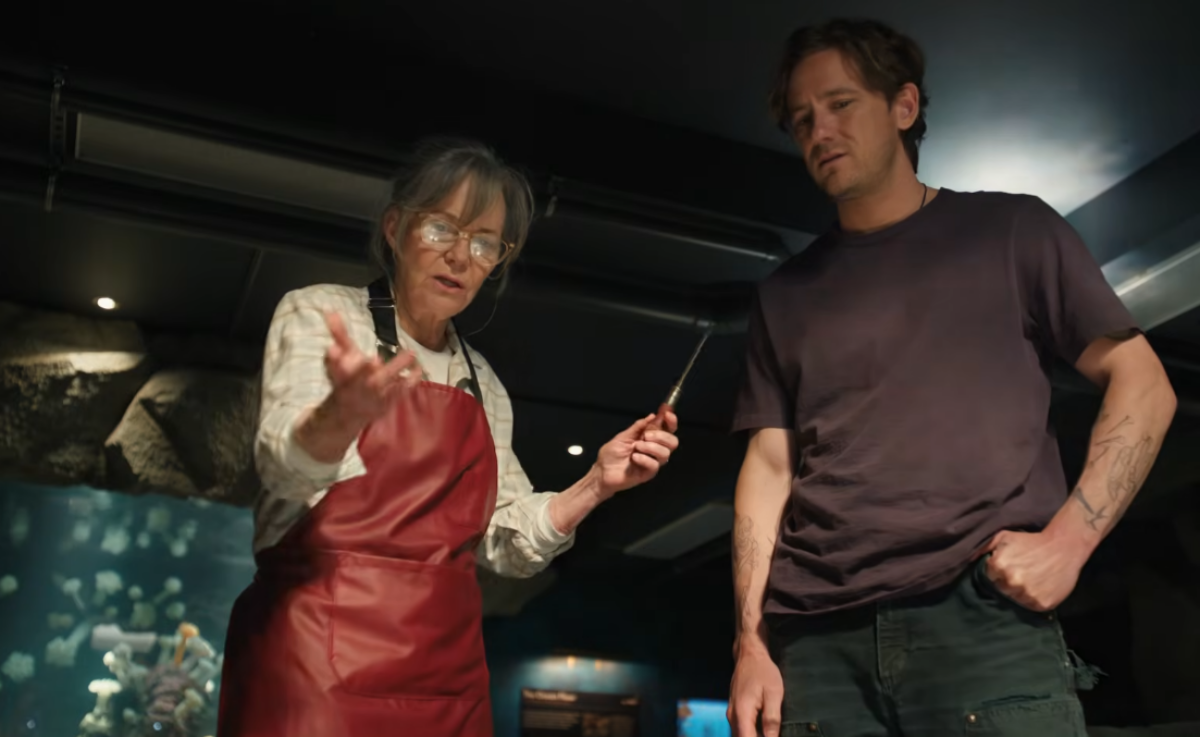 Criaturas Incrivelmente Brilhantes mostra Sally Field e Lewis Pullman ao lado de polvo gigante em cena do trailer