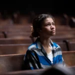 Cena de Zendaya como Rue vagando pelo deserto na estreia da terceira temporada de Euphoria.