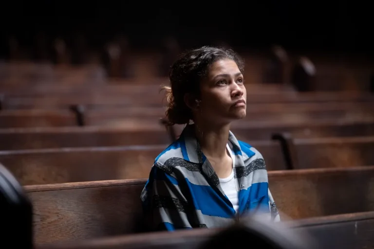 Cena de Zendaya como Rue vagando pelo deserto na estreia da terceira temporada de Euphoria.