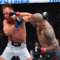 Cub Swanson comemora vitória por nocaute sobre Nate Landwehr no octógono do UFC 327.