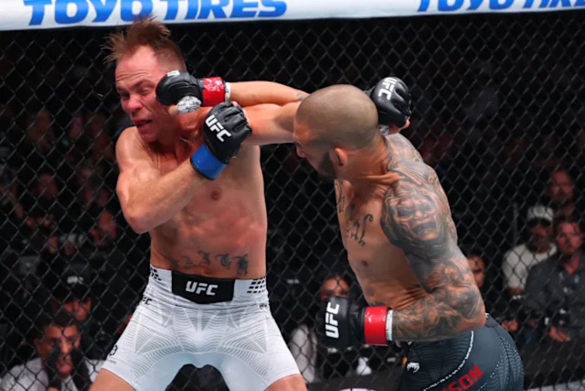 Cub Swanson comemora vitória por nocaute sobre Nate Landwehr no octógono do UFC 327.