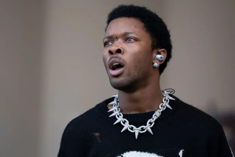 CHICAGO, ILLINOIS – 1 DE AGOSTO: d4vd se apresenta no palco durante o Lollapalooza no Grant Park em 1 de agosto de 2024 em Chicago, Illinois.