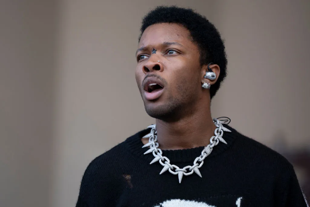 CHICAGO, ILLINOIS – 1 DE AGOSTO: d4vd se apresenta no palco durante o Lollapalooza no Grant Park em 1 de agosto de 2024 em Chicago, Illinois.