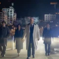 Cena de confronto em Demolidor: Renascido com personagens em ambiente tenso durante sequência dramática da série