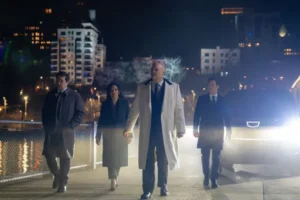 Cena de confronto em Demolidor: Renascido com personagens em ambiente tenso durante sequência dramática da série