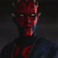 Darth Maul em cena de Shadow Lord enfrentando inimigos com sabre de luz