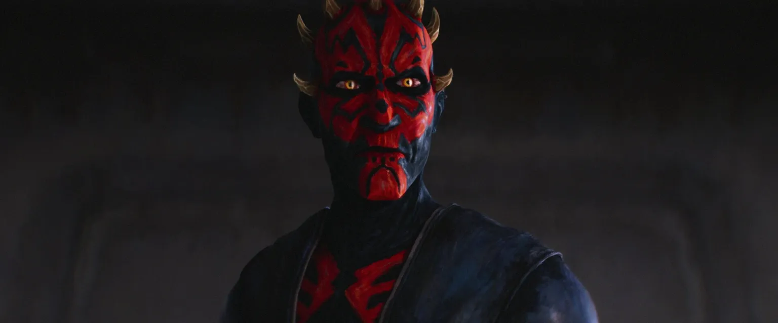 Darth Maul em cena de Shadow Lord enfrentando inimigos com sabre de luz