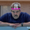 Ator David Harbour interpreta Floyd Smernitch na minissérie DTF St. Louis