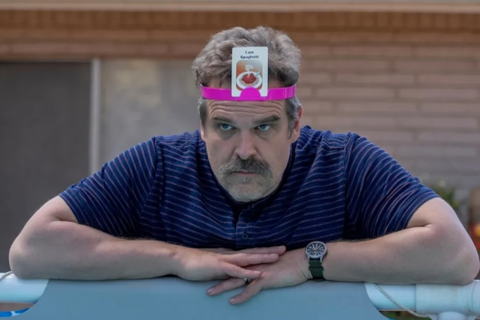 Ator David Harbour interpreta Floyd Smernitch na minissérie DTF St. Louis