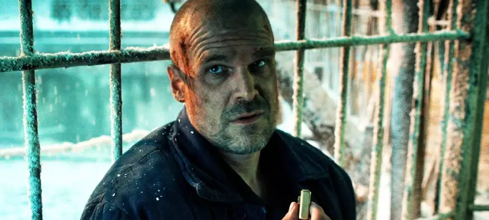 O ator David Harbour em evento oficial, conhecido por seu papel como Jim Hopper em Stranger Things.