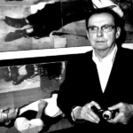 O diretor de arte Dean Tavoularis em um cenário de filmagem