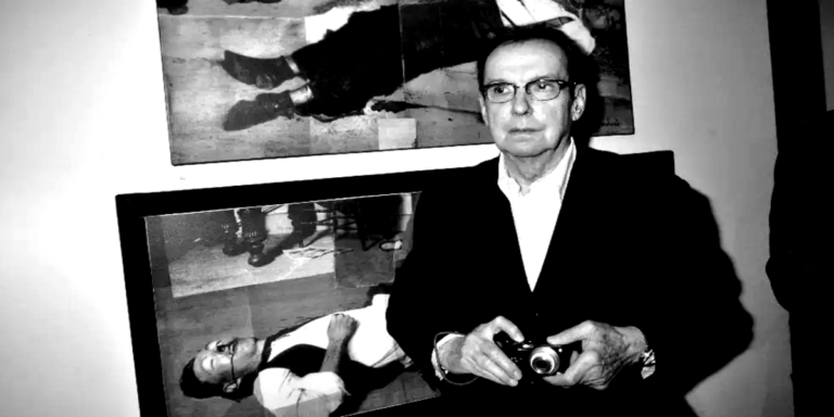 O diretor de arte Dean Tavoularis em um cenário de filmagem