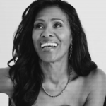 Texto Alt WP Atriz Dee Freeman sorrindo em evento de televisão