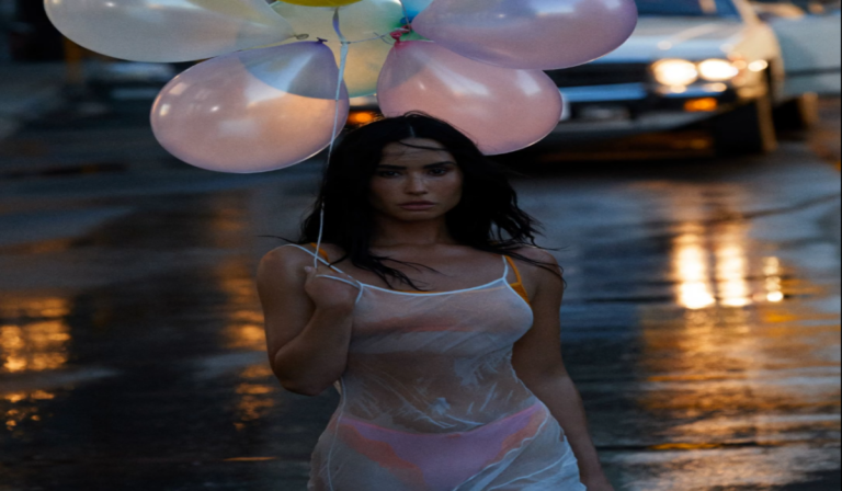 Demi Lovato em pose promocional para o lançamento do single Low Rise Jeans.