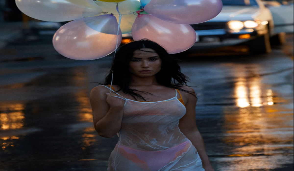 Demi Lovato em pose promocional para o lançamento do single Low Rise Jeans.