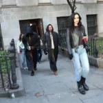Mike Colter, Finn Jones e Krysten Ritter no set de 'Daredevil: Born Again' em frente ao tribunal do Brooklyn em 3 de abril de 2026 na cidade de Nova York