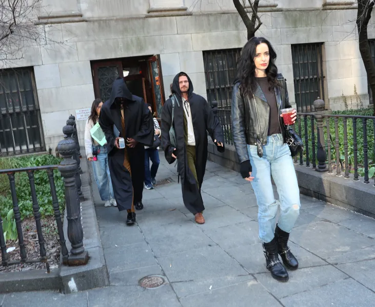 demolidor-renascido-defensores-elenco Mike Colter, Finn Jones e Krysten Ritter no set de 'Daredevil: Born Again' em frente ao tribunal do Brooklyn em 3 de abril de 2026 na cidade de Nova York