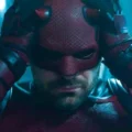 Imagem promocional de Demolidor: Renascido destacando o protagonista da Marvel no Disney+