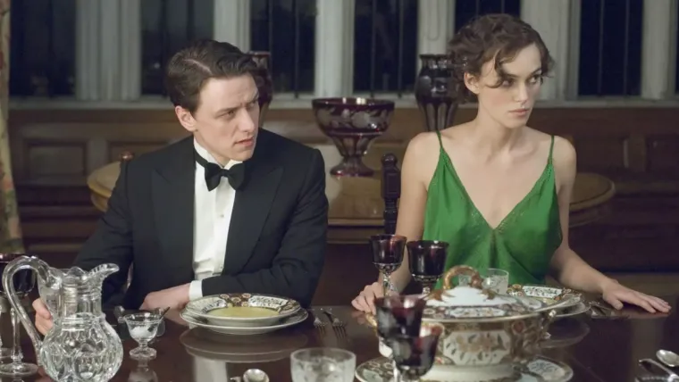 Desejo e Reparação: Imagem de Desejo e Reparação com personagens em cenário romântico durante período da Segunda Guerra Mundial